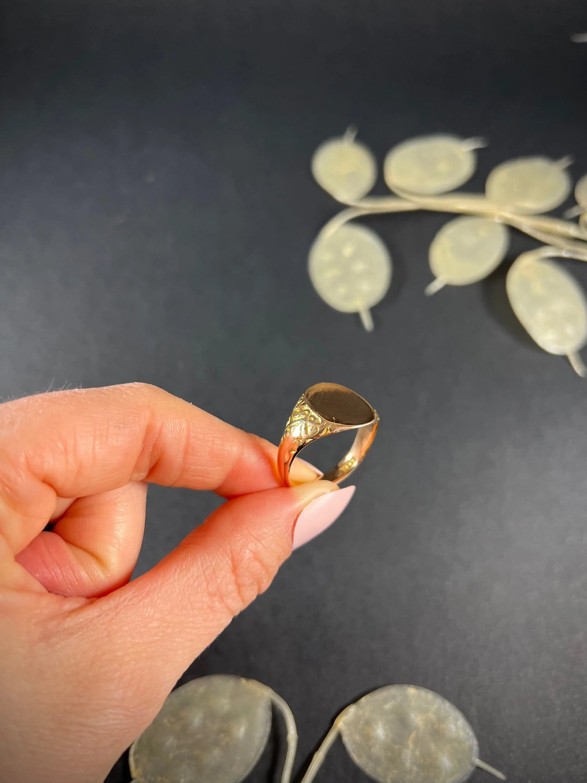 Antique 18 ct Gold, Oval Signet Ring Hand Carved Shoulders Hallmarked Chester 1916