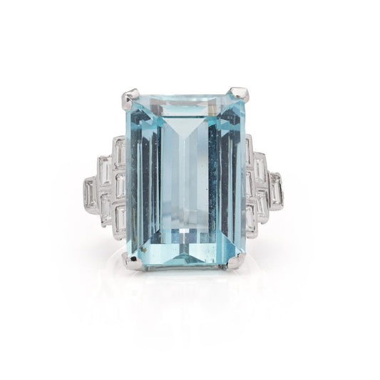 Aquamarine and diamond ring in white gold.