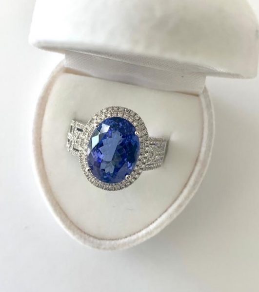 5.20ct Tanzanite and Diamond Ring, 18ct White Gold