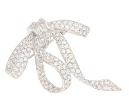 Diamond bow brooch in white gold.