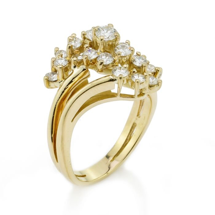 Vintage 1.37ct Diamond Cluster Ring in 18ct Yellow Gold