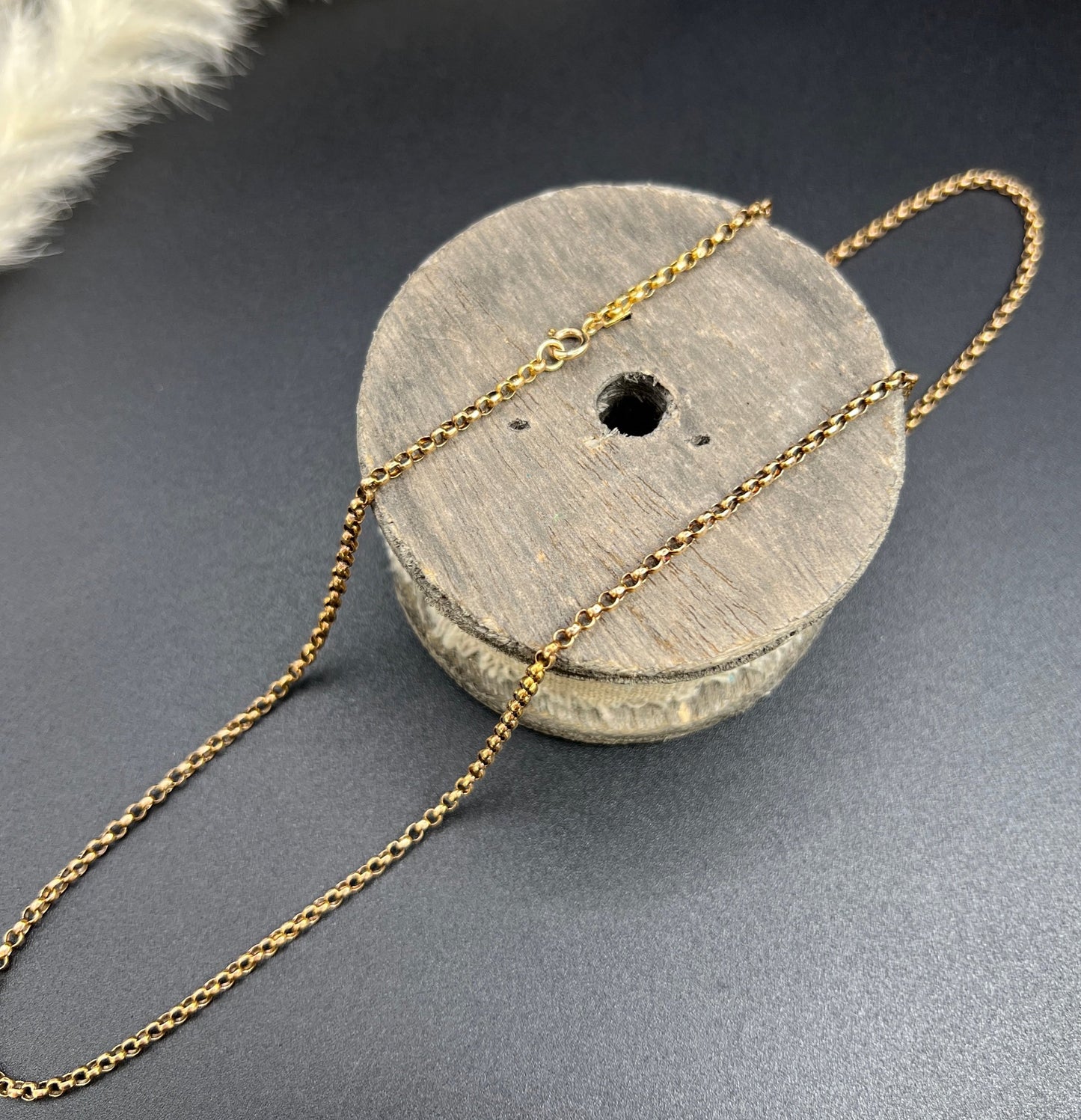 A gold belcher link necklace