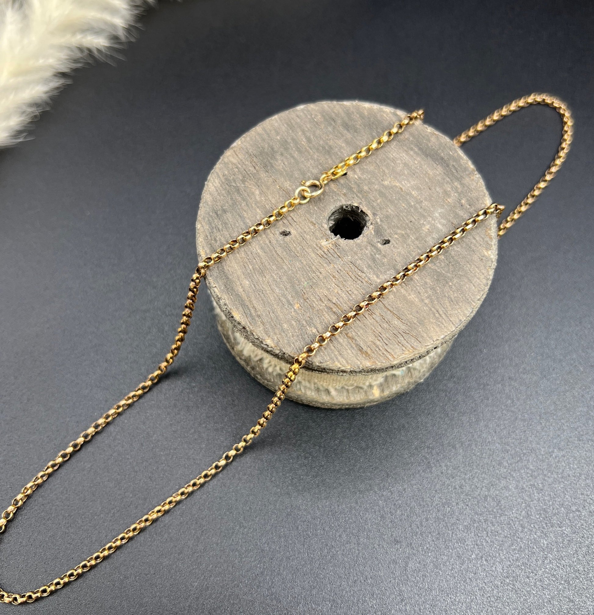 A gold belcher link necklace