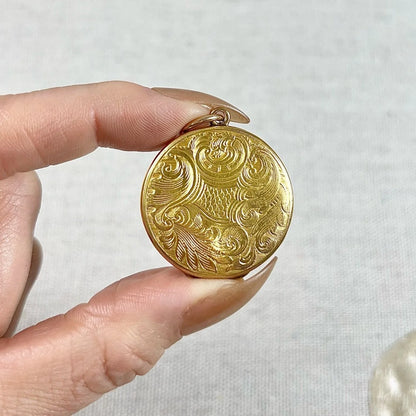 Victorian 15 Carat Yellow Gold Paisley Patterned Round Locket, Circa 1880