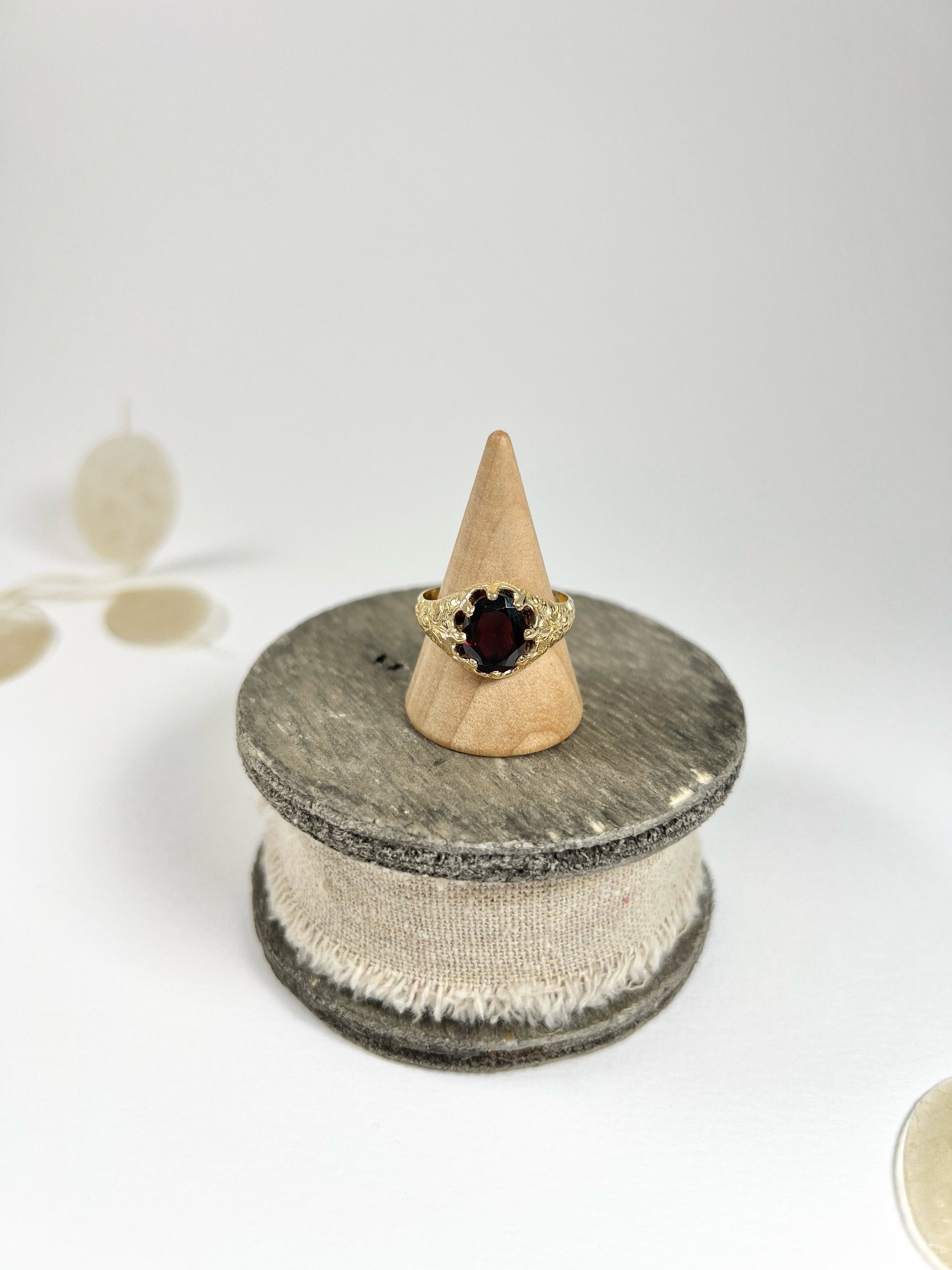 Antique 15ct Yellow Gold Stamped, Fancy Victorian Faceted Oval Garnet Ring, Hallmarked Birmingham 1890