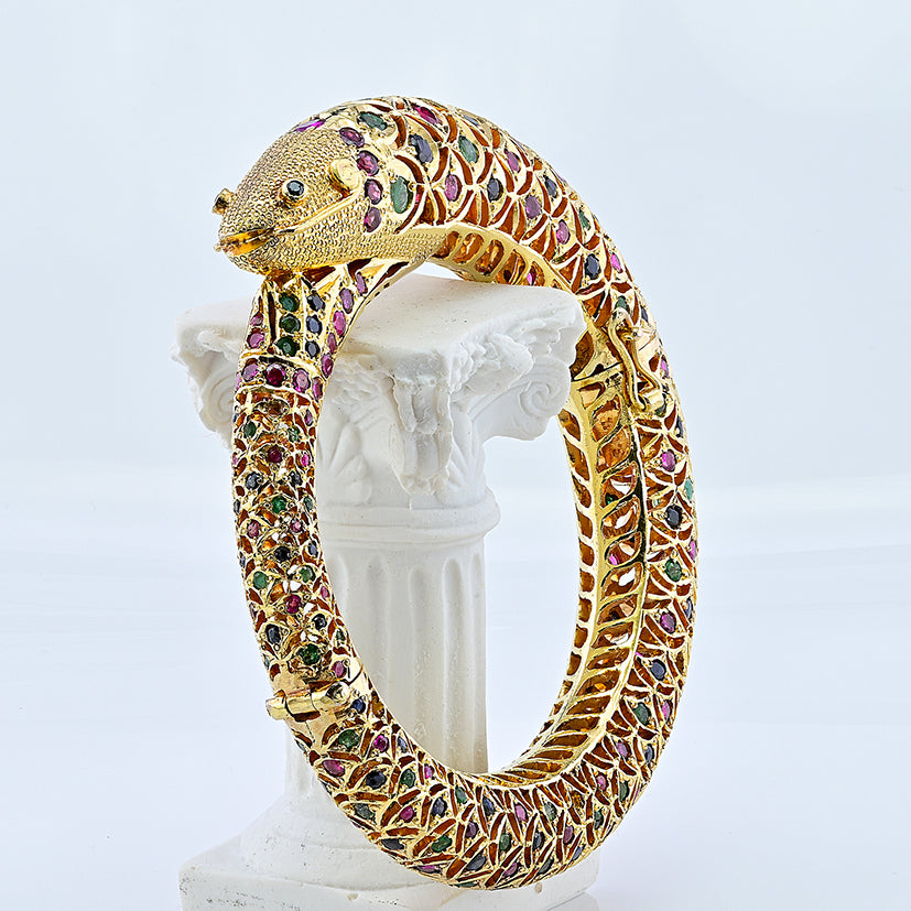 Vintage Indian 8.30ct Multi Gemstone Gold Fish Bangle Bracelet, with 8.30 carats of rubies, emeralds and sapphires, Circa 1940s