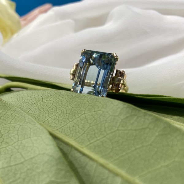 Vintage 18.50ct Aquamarine Cocktail Ring in Bi Colour Gold with scroll shoulders, Circa 1930