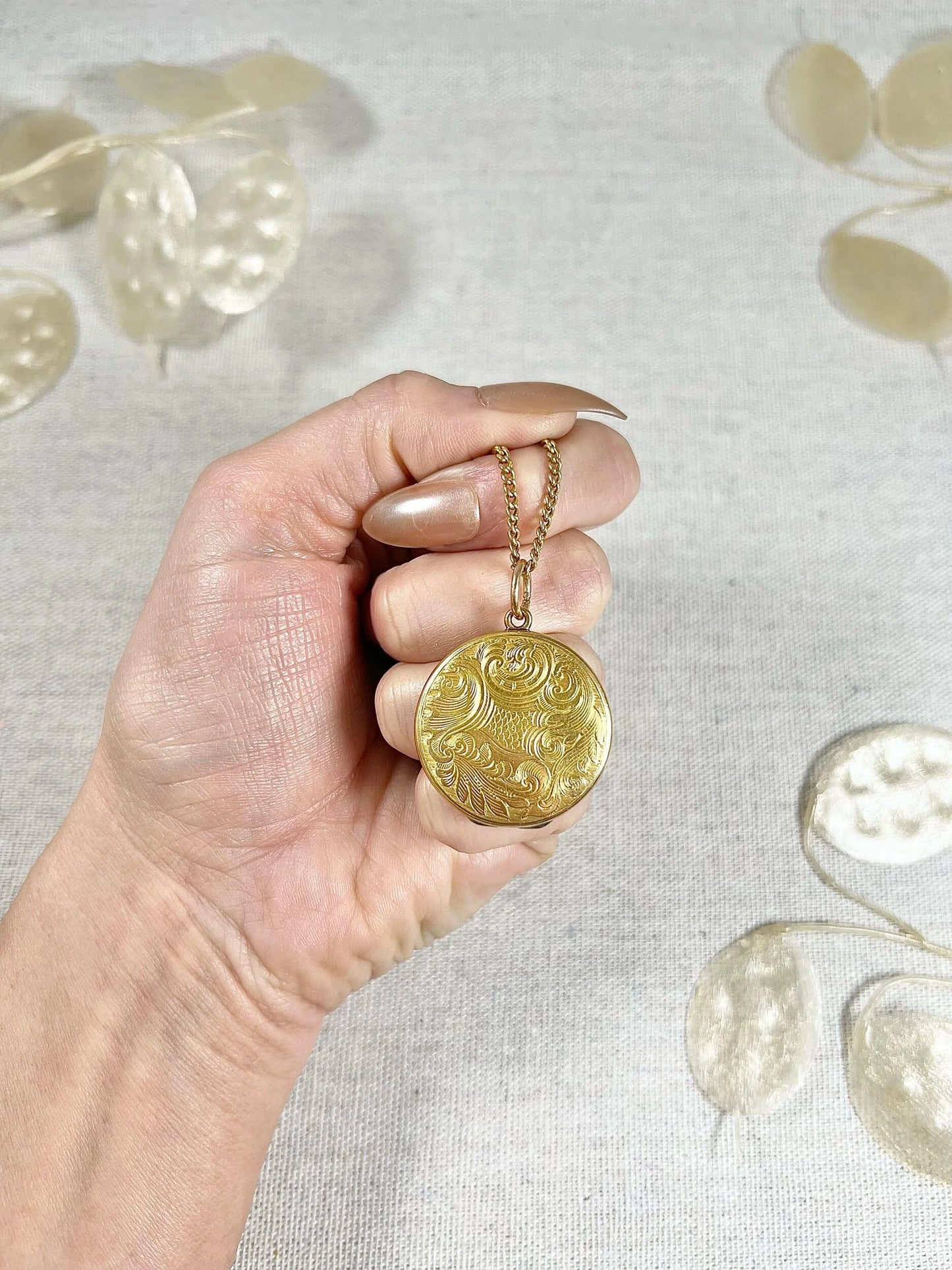 Victorian 15 Carat Yellow Gold Paisley Patterned Round Locket, Circa 1880