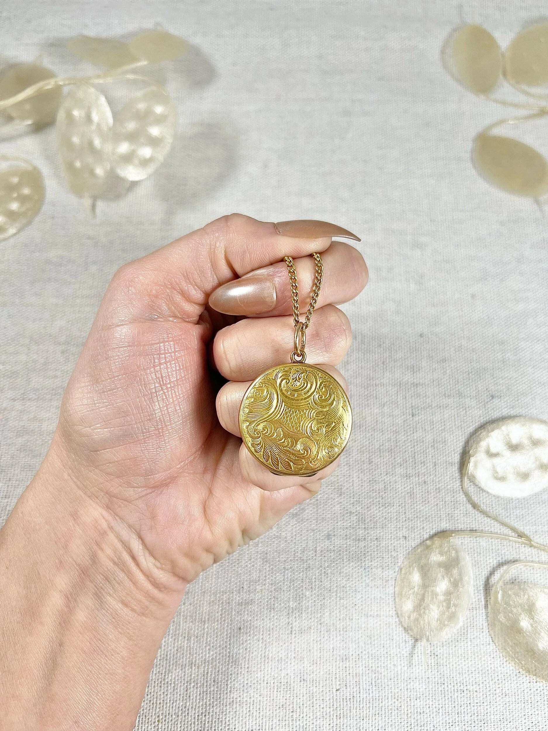 Victorian 15 Carat Yellow Gold Paisley Patterned Round Locket, Circa 1880
