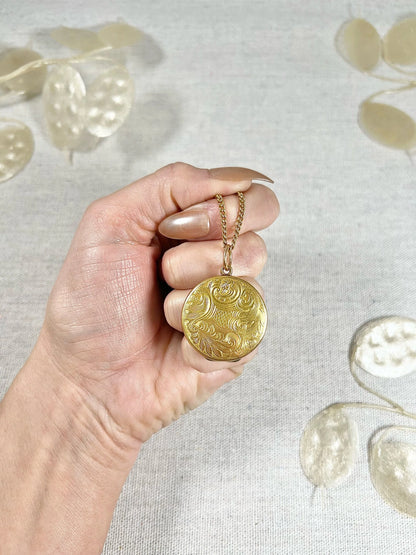 Victorian 15 Carat Yellow Gold Paisley Patterned Round Locket, Circa 1880