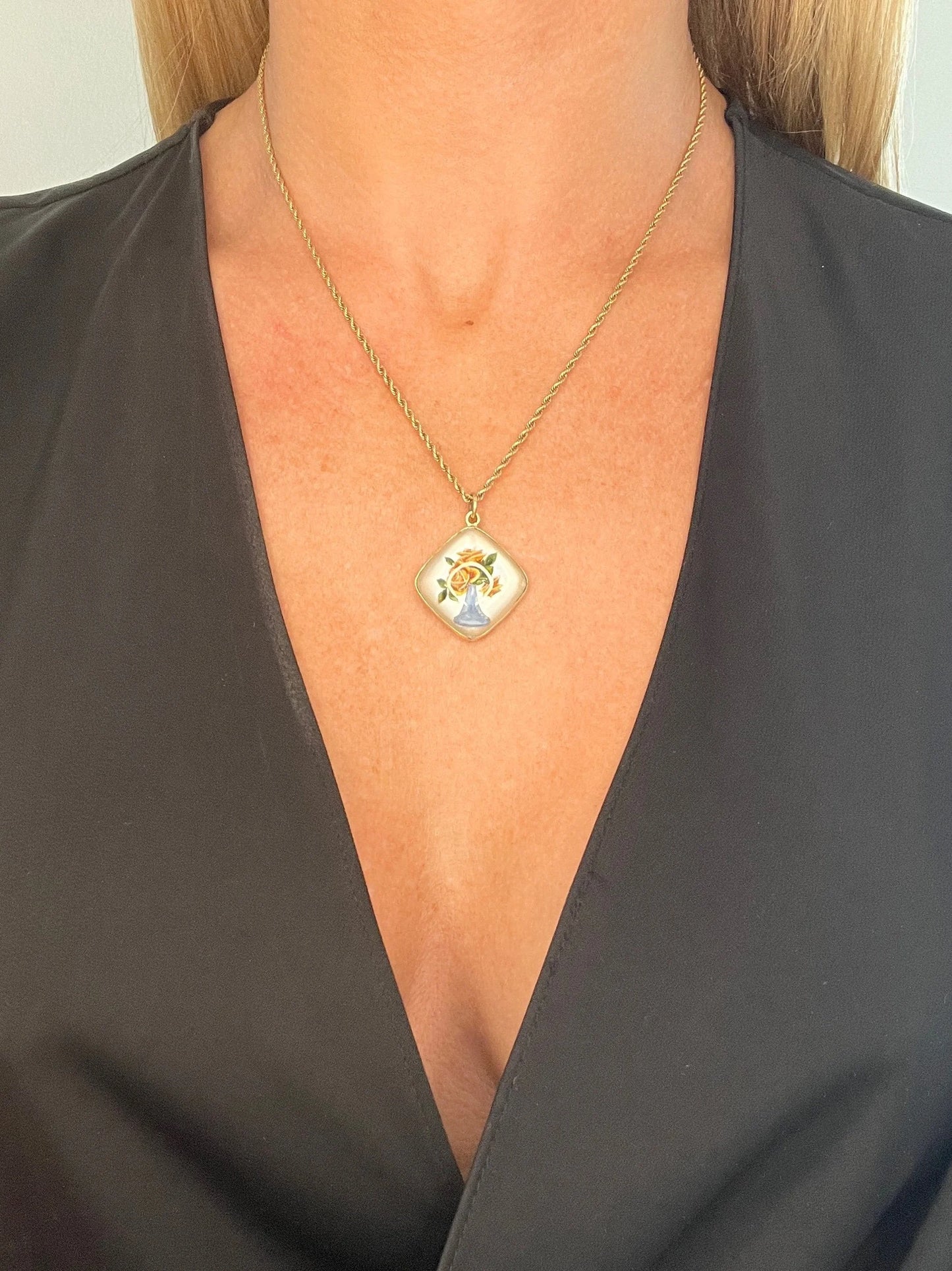 Antique 14 Carat Yellow Gold Essex Crystal Glass Vase of Flowers Pendant, Circa 1920