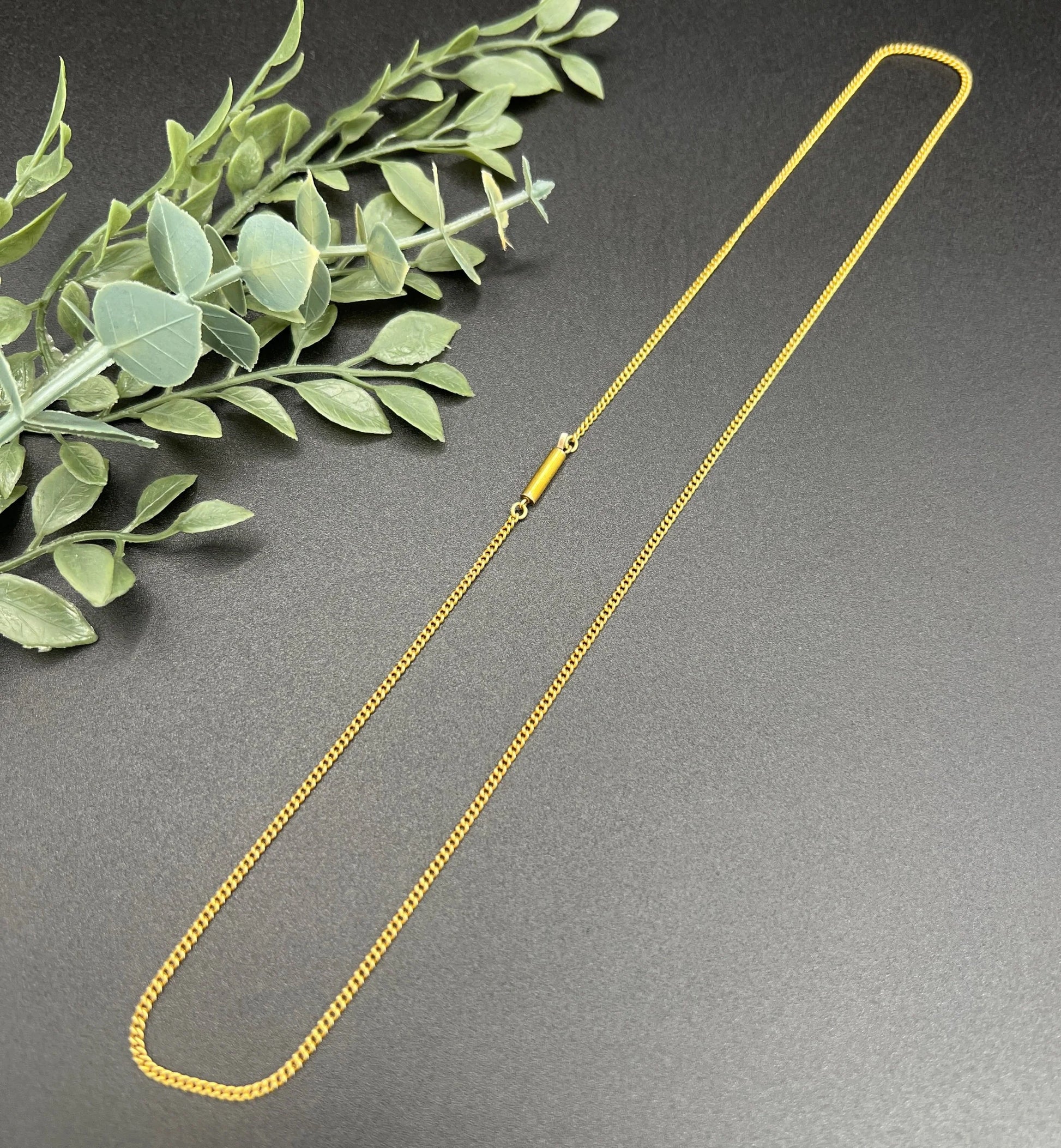 A yellow gold chain necklace