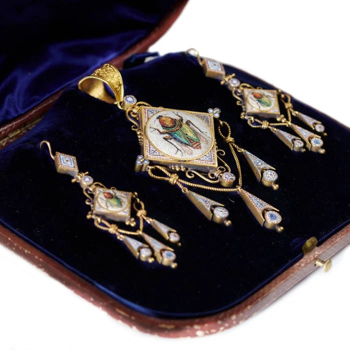 Antique Italian Micromosaic and Gold Pendant Brooch Earrings Suite, decorated with micromosaic fly beetle on blue red and white background in yellow gold with granulated Etruscan style work. Circa 1870. Comes in a Marchesini, Firenze Roma, fitted case