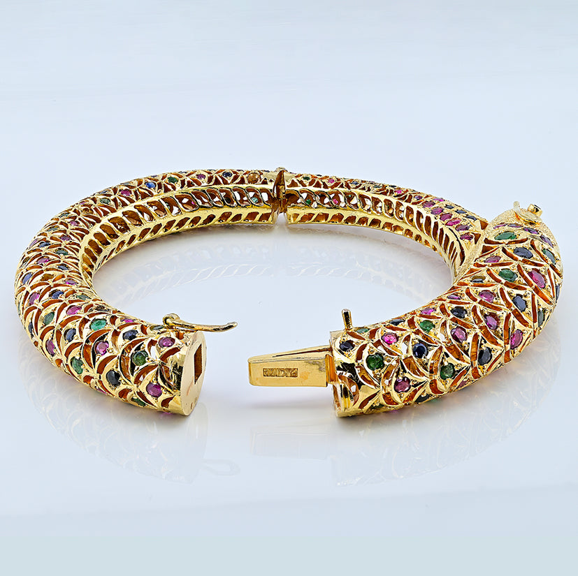 Vintage Indian 8.30ct Multi Gemstone Gold Fish Bangle Bracelet, with 8.30 carats of rubies, emeralds and sapphires, Circa 1940s