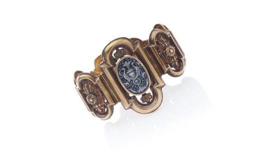 Antique 18ct Yellow Gold Bracelet Depicting Cornucopia on an enamel centre, 19th century, Made in Italy, Circa 1870s