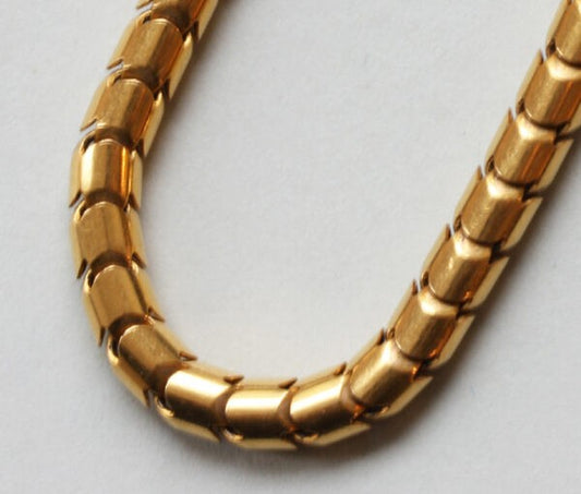 Antique Victorian 18ct Yellow Gold Flexible Snake Chain Necklace; with round cylindrical smooth links and invisible lock. England, 19th century