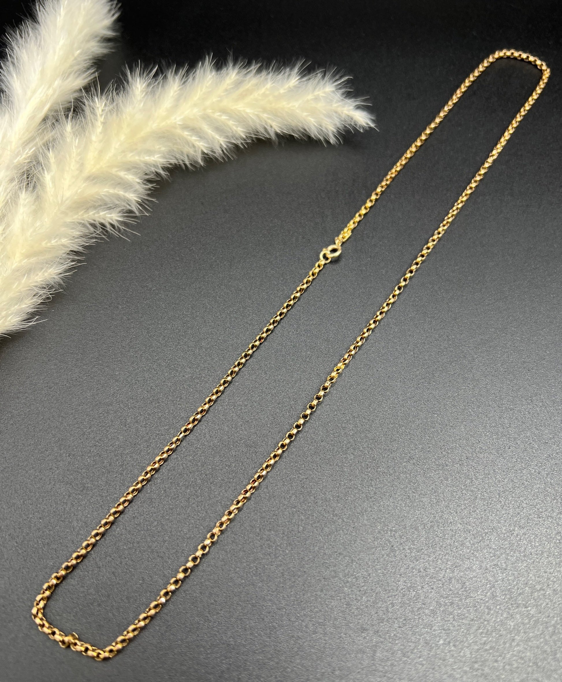 A gold belcher link necklace