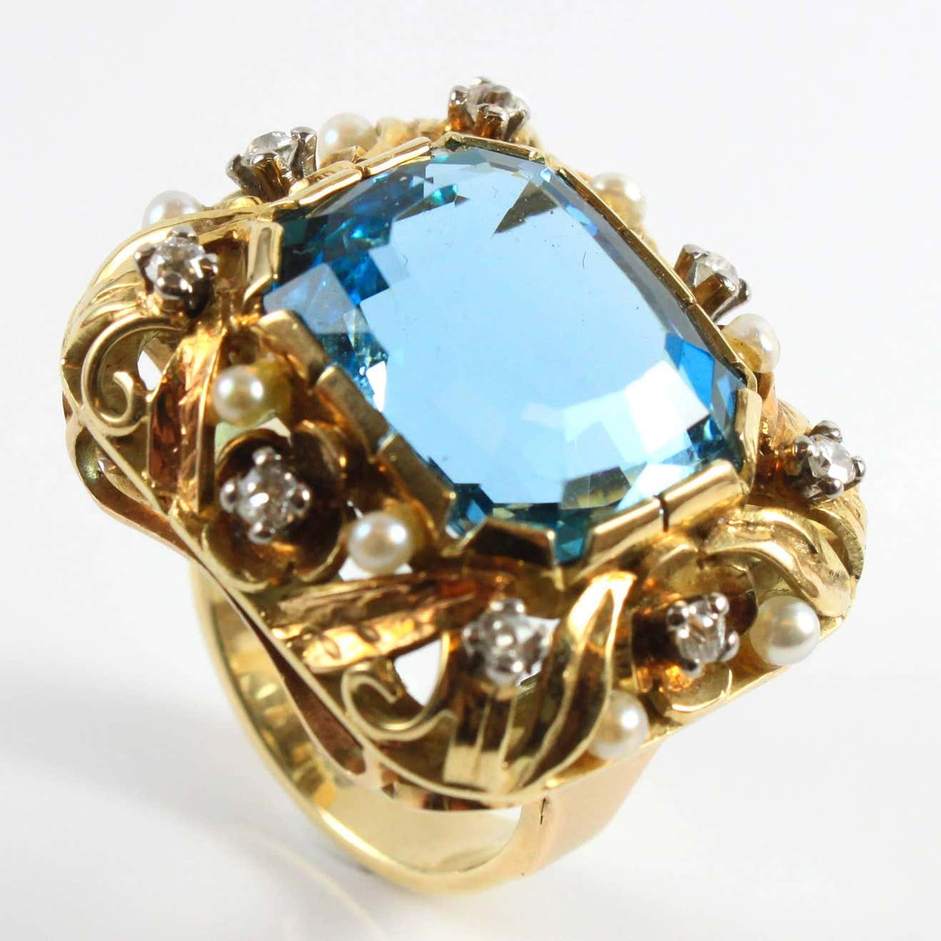 Vintage 1940s Retro Aquamarine Ring with Diamonds and Pearls