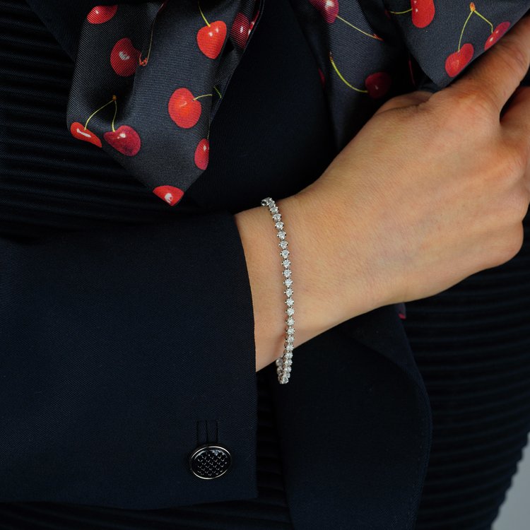 3ct Diamond Tennis Bracelet in 18ct White Gold, set with 48 round brilliant-cut diamonds totalling 3.00 carats