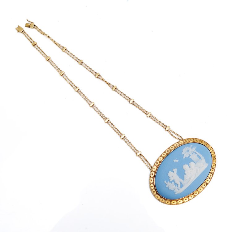 Wedgwood Blue Jasperware Pendant Necklace in 15ct Yellow Gold