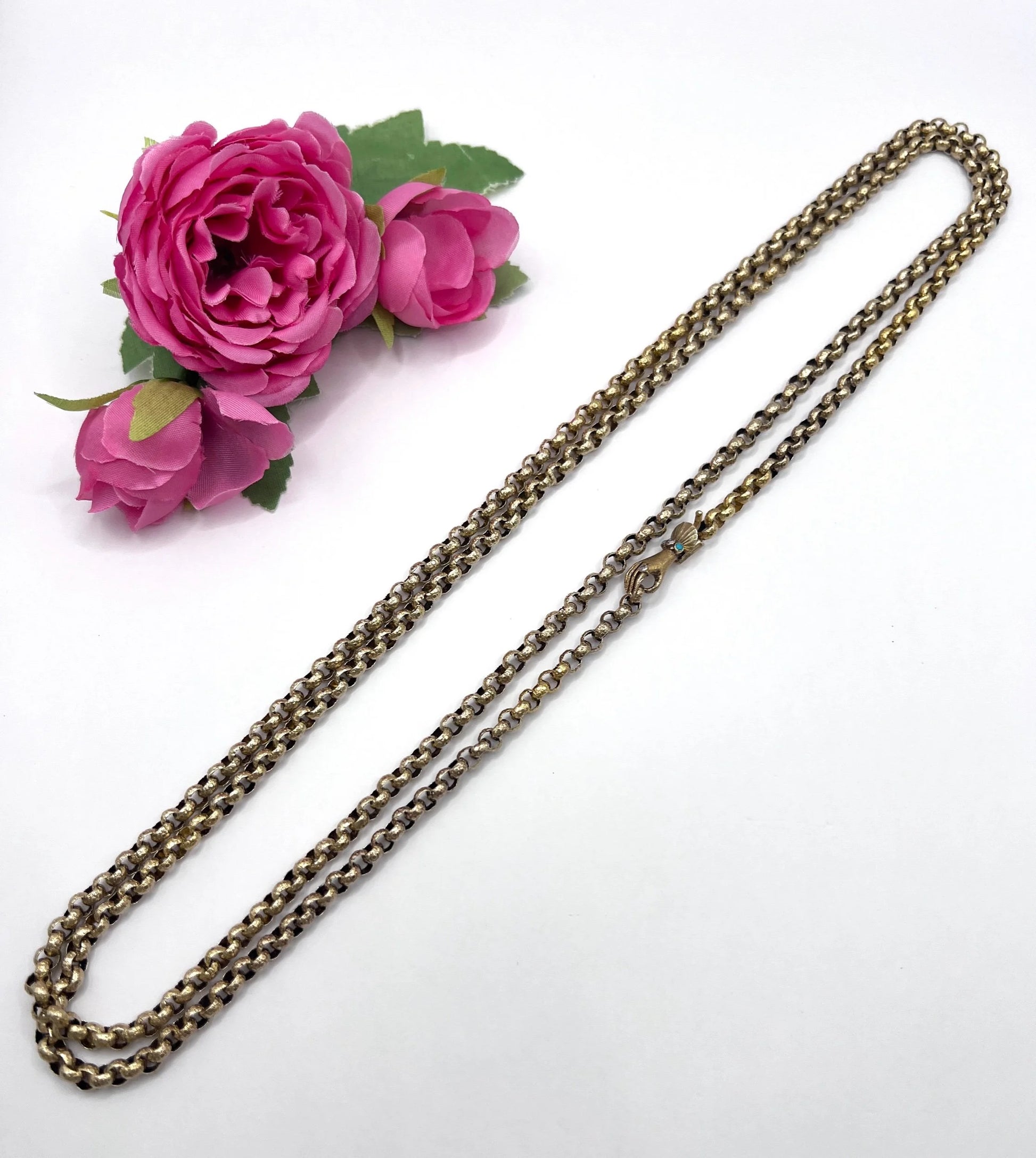 Georgian 15 Carat Gold Long Guard Necklace with Hand Clasp, Circa 1800