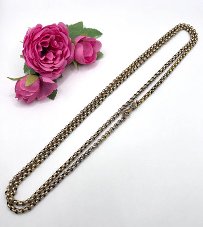 Georgian 15 Carat Gold Long Guard Necklace with Hand Clasp, Circa 1800