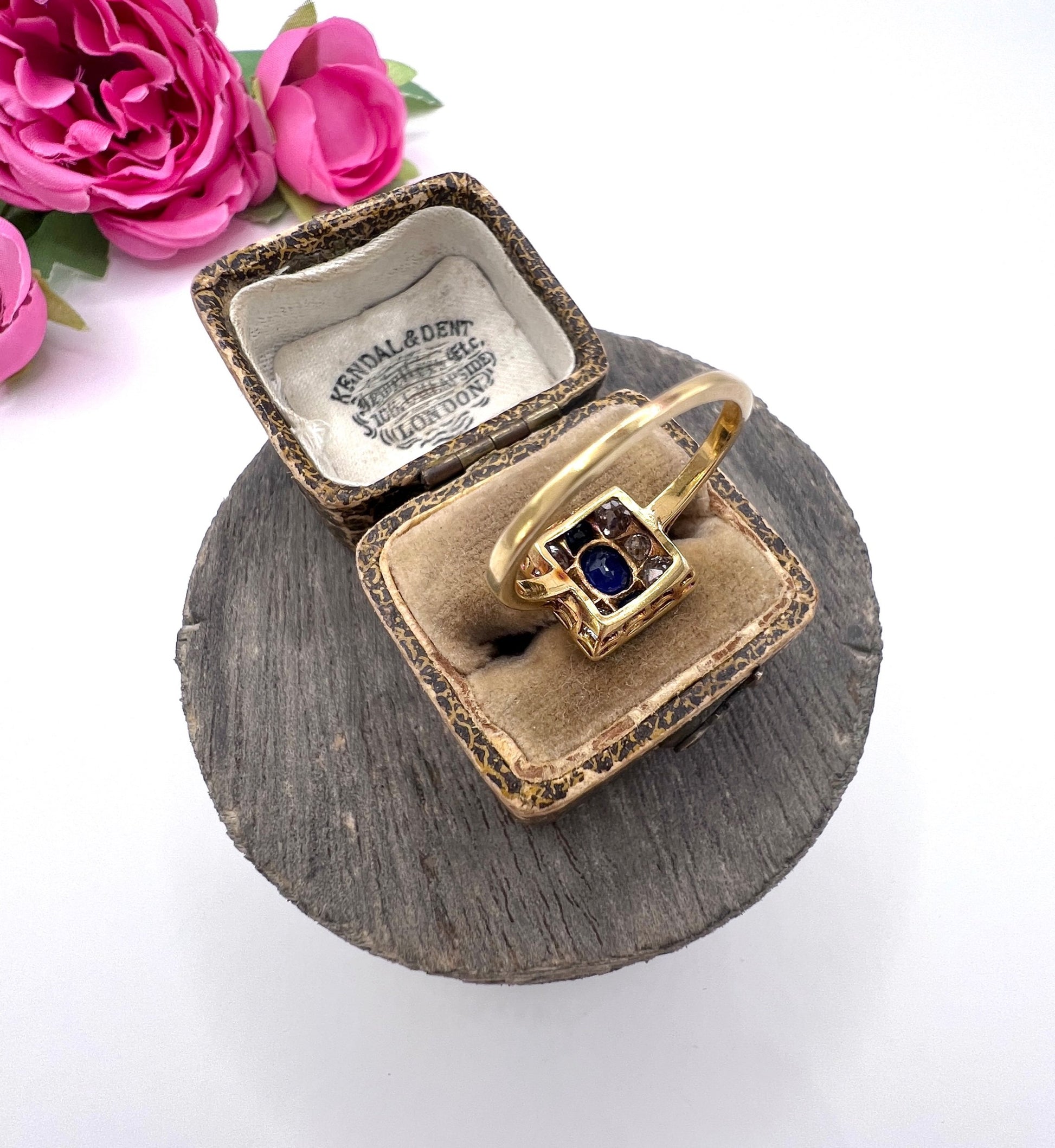 A square-shaped cluster ring with sapphires and diamonds in yellow gold and platinum