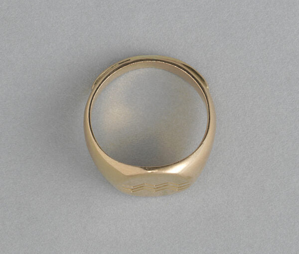 Vintage French 18ct Yellow Gold Aquarius Signet Ring; 18ct gold seal ring with the symbol of the Aquarius zodiac. Master mark: Jean Després