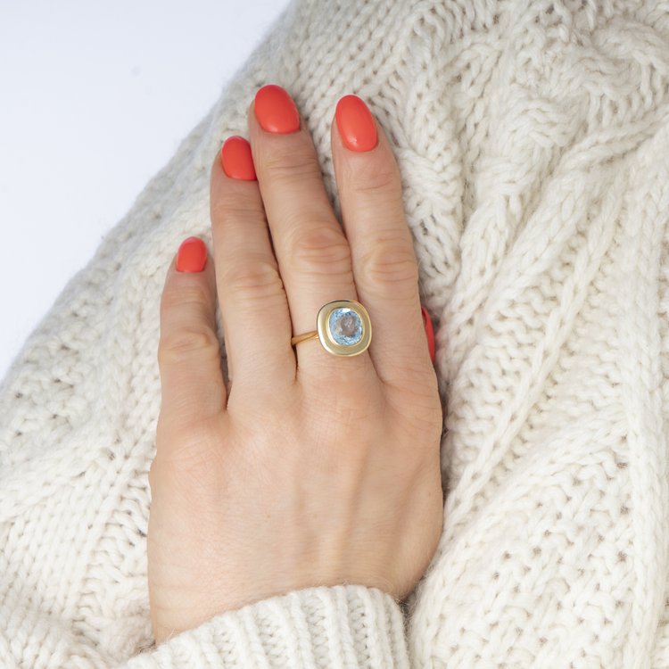 Modern 2.35ct Natural Aquamarine and 18ct Yellow Gold Ring