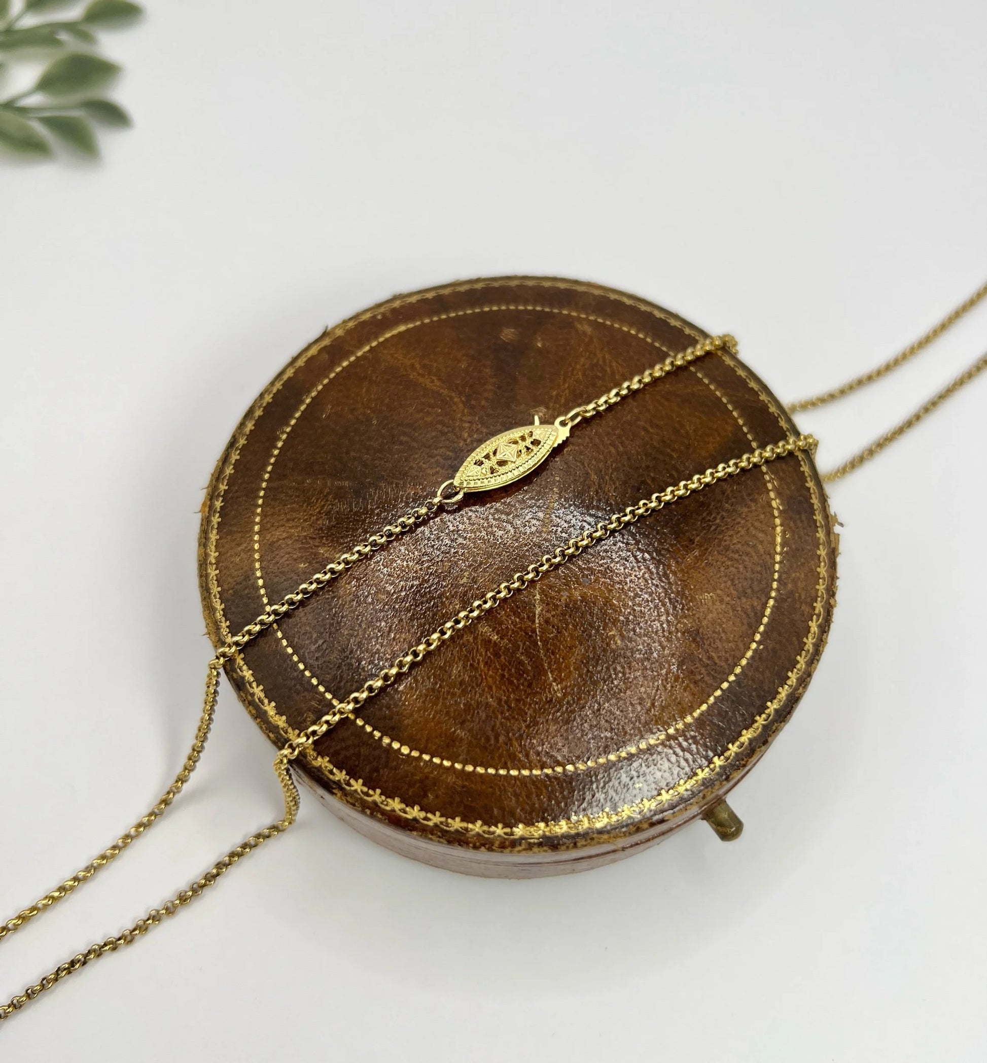 Antique 18 ct Gold, 1920's 23 Inch Fancy Oval & Round Link Belcher Chain With Filigree Clasp