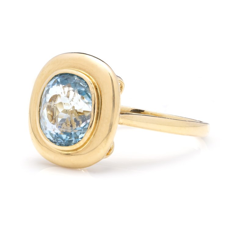 Modern 2.35ct Natural Aquamarine and 18ct Yellow Gold Ring