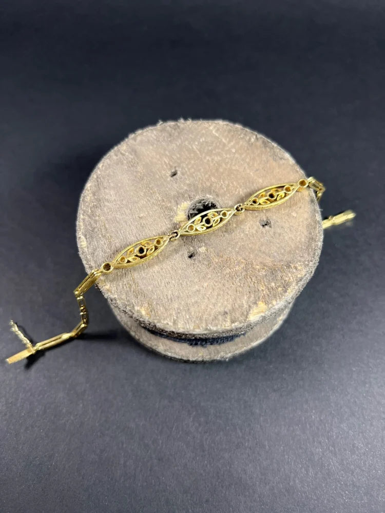 Antique Link Bracelet In 18 Carat Yellow Gold And Platinum With Diamonds And Sapphires