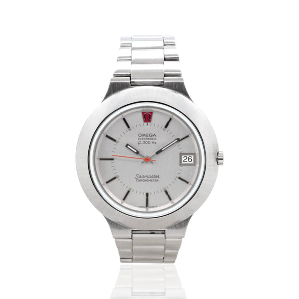 Rare Vintage 1970s Omega Seamaster Electronic Steel Quartz Watch, retro conical bezel silvered dial date window at 3 o'clock classic Omega logo at 12 o'clock on steel strap. Comes with a box