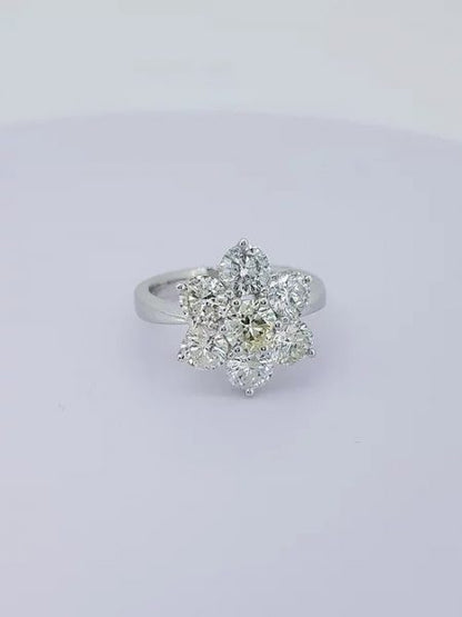 Diamond Daisy Flower Cluster Ring; classic seven-stone diamond floral cluster ring, in 18ct white gold, 2.92 carat total.