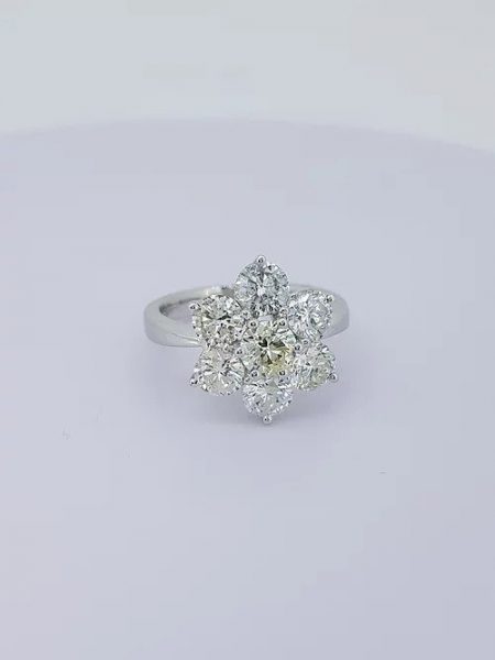 Diamond Daisy Flower Cluster Ring; classic seven-stone diamond floral cluster ring, in 18ct white gold, 2.92 carat total.