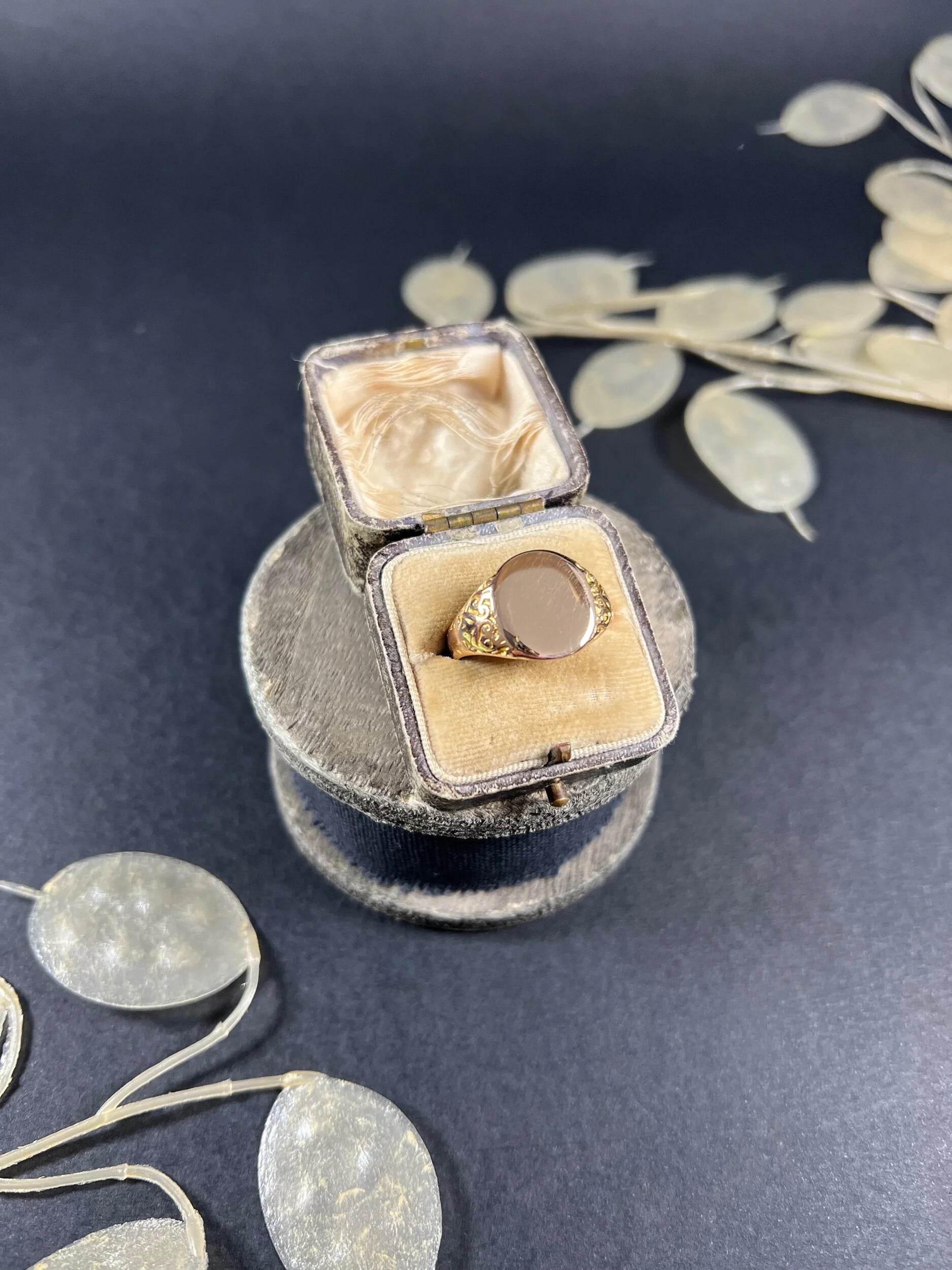 Antique 18 ct Gold, Oval Signet Ring Hand Carved Shoulders Hallmarked Chester 1916