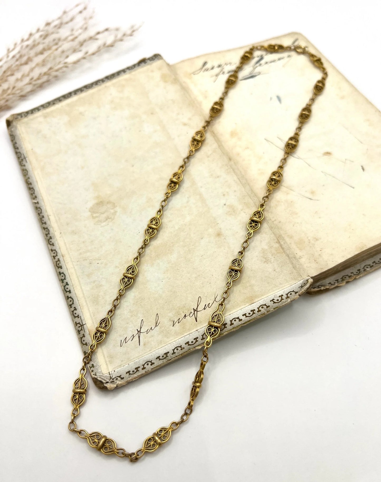 French Art Deco 18 Carat Yellow Gold Fancy Filigree Link Chain Necklace, Circa 1920