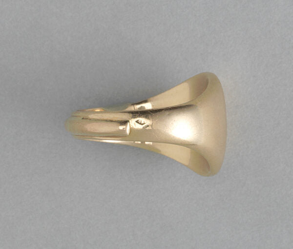 Vintage French 18ct Yellow Gold Aquarius Signet Ring; 18ct gold seal ring with the symbol of the Aquarius zodiac. Master mark: Jean Després