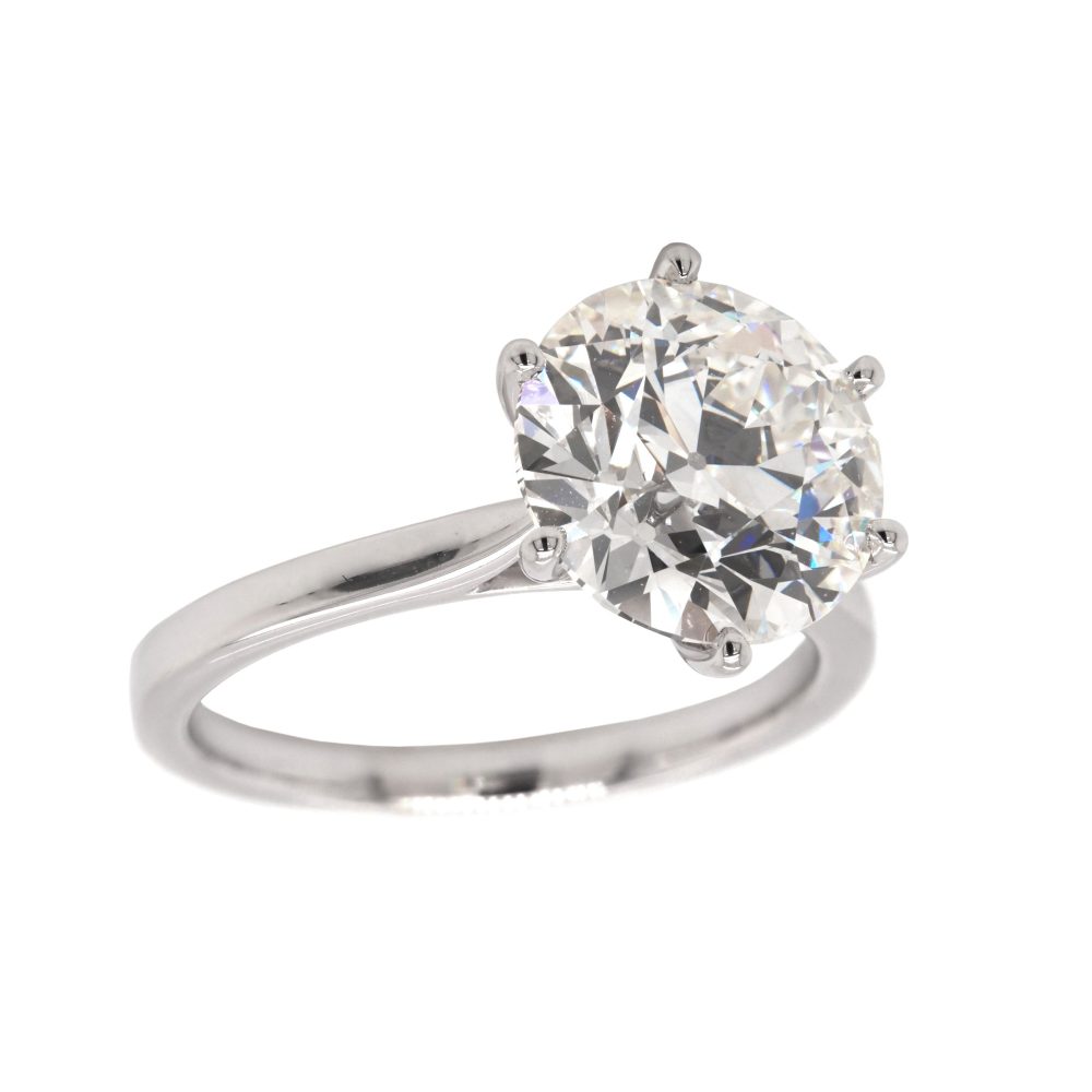 Diamond engagement ring in white gold.