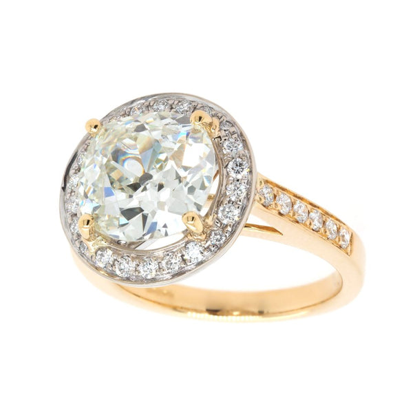 Diamond cluster ring in gold.