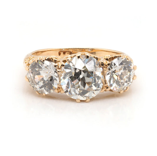 Three stone diamond ring in yellow gold.