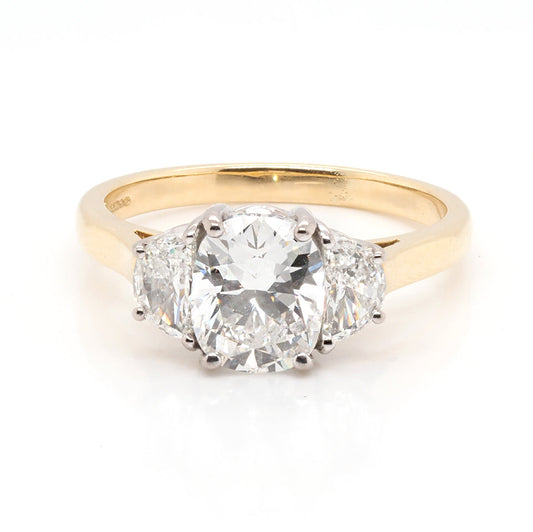 Three stone diamond ring in platinum and gold.