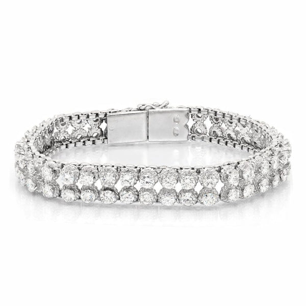 Diamond line bracelet in white gold.