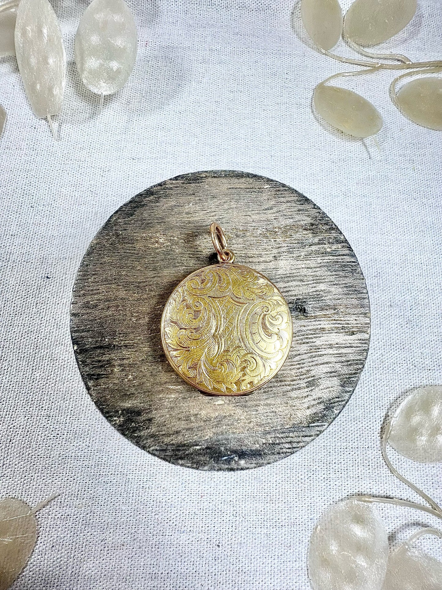 Victorian 15 Carat Yellow Gold Paisley Patterned Round Locket, Circa 1880