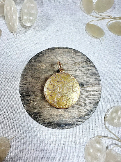 Victorian 15 Carat Yellow Gold Paisley Patterned Round Locket, Circa 1880