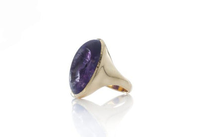 Ancient Carved Amethyst Ring of Berenice, 20.00 carats, produced 300BC-200BC, mounted in a later 18ct gold circa 1980's.