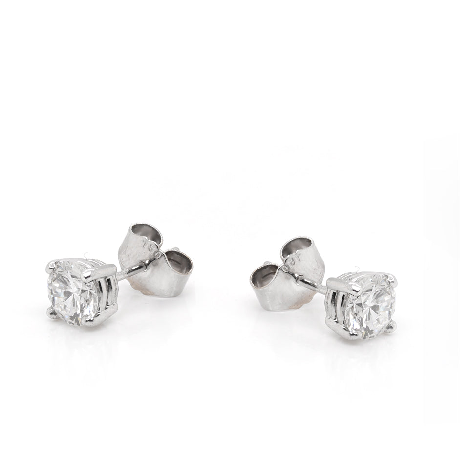 Diamond stud earrings in white gold.