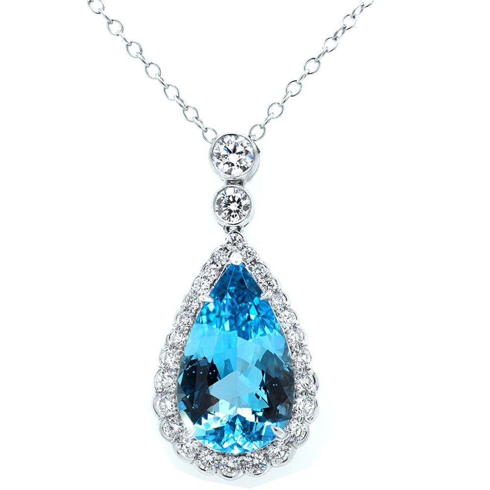 Aquamarine and diamond pendant in white gold, with white gold chain.