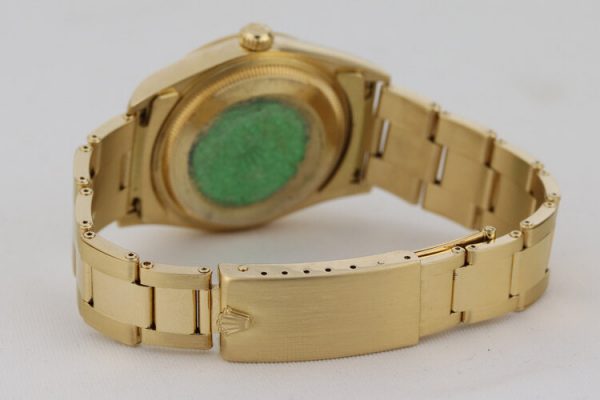 Rolex Oyster Perpetual Date 18ct Yellow Gold 34mm Automatic, Ref 15238, from 2000-2001, champagne dial, date indicator, yellow gold bezel, sapphire crystal and screw-locked crown, on an 18ct yellow gold Oyster bracelet with fold-over clasp, with Rolex box