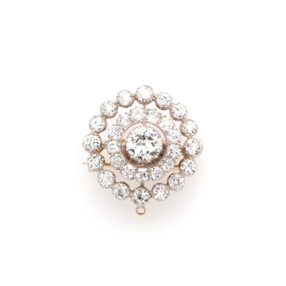 Diamond target brooch in yellow gold.